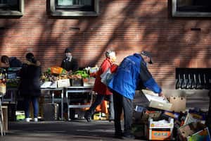 Hombre buscando comida. (Photo by Alain Pitton/NurPhoto via Getty Images)