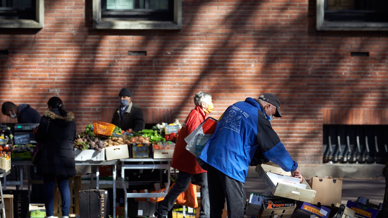 En Colombia se pierden y desperdician 9,76 millones de toneladas de alimentos al año, según lo indicó el Departamento Nacional de Planeación. (Photo by Alain Pitton/NurPhoto via Getty Images)