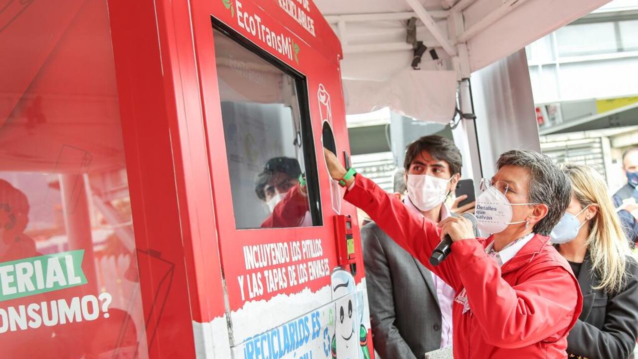 La alcaldesa Claudia López explicando cómo será podrá pagar el pasaje de TransMilenio con material de reciclaje.