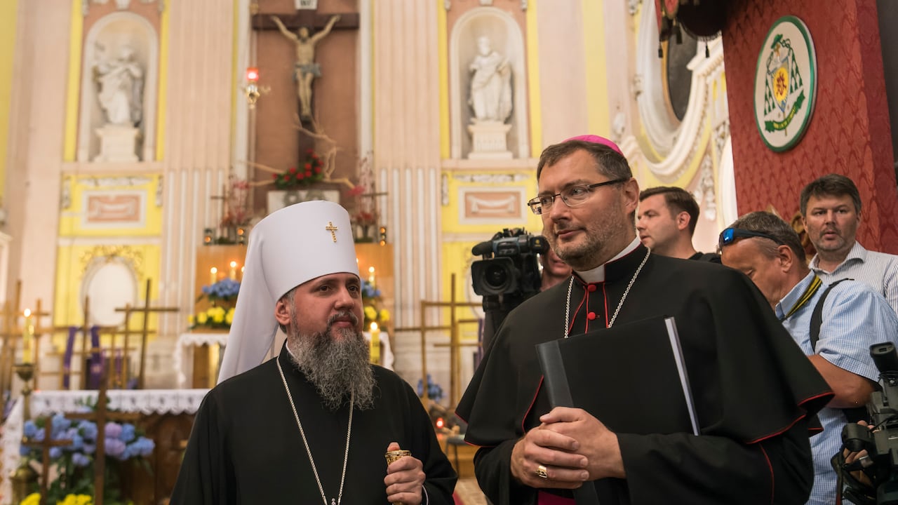 El metropolitano Epifanio I de Ucrania, jefe de la Iglesia Ortodoxa de Ucrania y nuncio apostólico en Ucrania Visvaldas Kulbokas antes de conmemorar a las víctimas de la tragedia de Volyn en la Catedral de San Pedro y Pablo, en medio del ataque ruso a Ucrania, en Lutsk, Ucrania, el 9 de julio. 2023