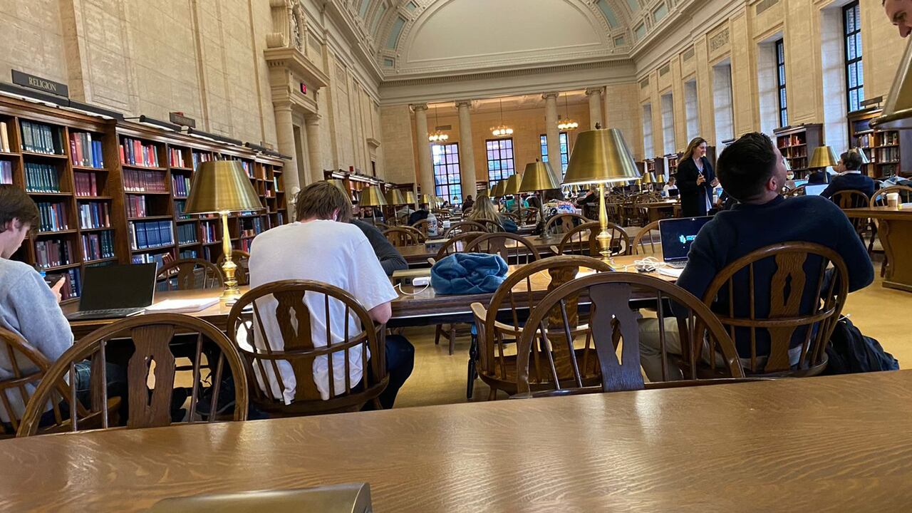 Con esta nueva política, miles de estudiantes que antes descartaban la universidad por motivos económicos podrán verla como una opción viable.