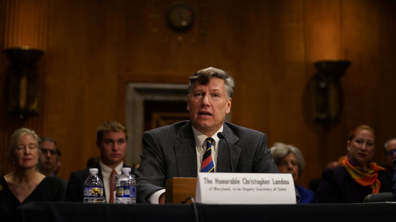 Christopher Landau testifica en una audiencia del Comité de Relaciones Exteriores del Senado de Estados Unidos sobre su nominación para subsecretario de Estado, en el Capitolio de Washington, DC, el 4 de marzo de 2025. (Foto de ALLISON ROBBERT / AFP)