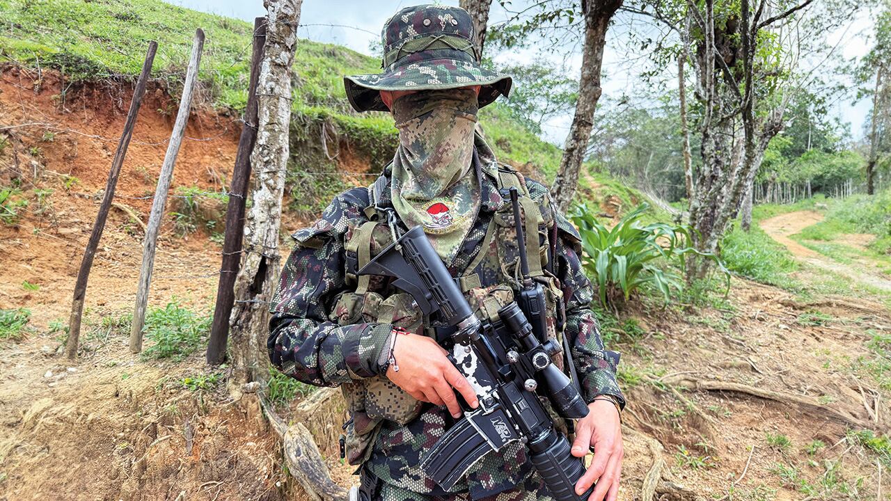 Diversas fuentes calculan que los Conquistadores de la Sierra cuentan con más de 1.000 hombres entre combatientes armados y milicianos. 