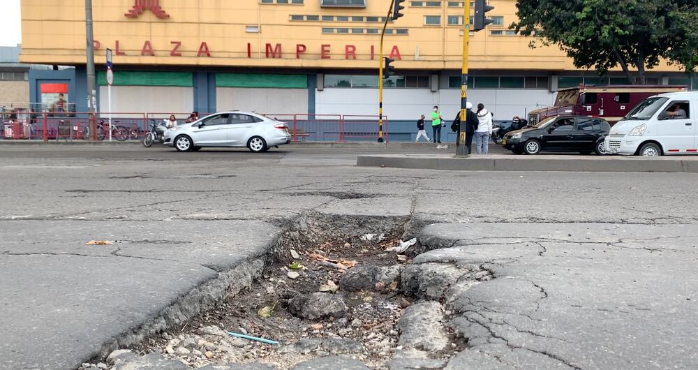 Cerca de 2.174 kilómetros de vías en Bogotá están destruídas y llenas de huecos. Calle destruída en la avenida Ciudad de Cali con Av. Suba.