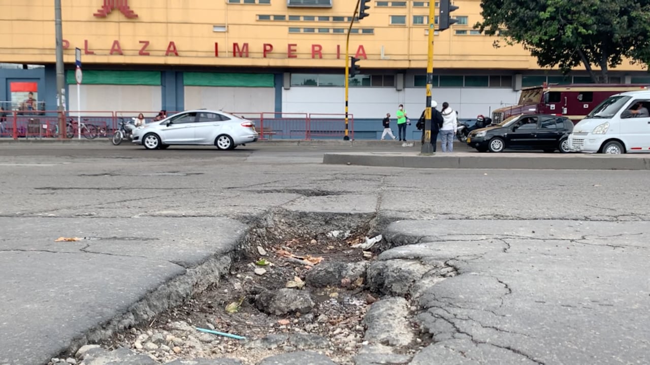 Cerca de 2.174 kilómetros de vías en Bogotá están destruídas y llenas de huecos. Calle destruída en la avenida Ciudad de Cali con Av. Suba.