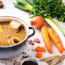 Descubra el secreto ancestral para fortalecer los huesos con la receta de caldo de huesos casero.