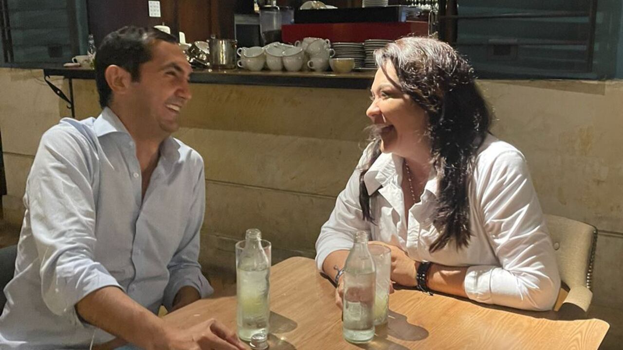 David Barguil y Margarita Restrepo, en una comida en un restaurante de Medellín el fin de semana. Allí Restrepo anunció su respaldo a la aspiración presidencial del candidato conservador.