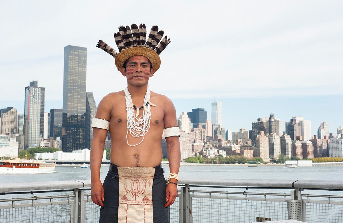 Cuando llegó el momento de la foto, Tanimuca se quitó una franela que traía y posó ante la cámara con su atuendo tradicional y la cara pintada. Mientras tanto, por el río pasaban los barcos y en el fondo se erigía el icónico ‘skyline’ de Manhattan: la irregular línea que los rascacielos del centro neoyorkino dibujan sobre el cielo. (Foto: Romina Hendlin) 