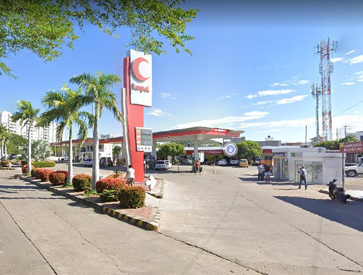 La joven sacó el dinero en un cajero de esta estación de servicio