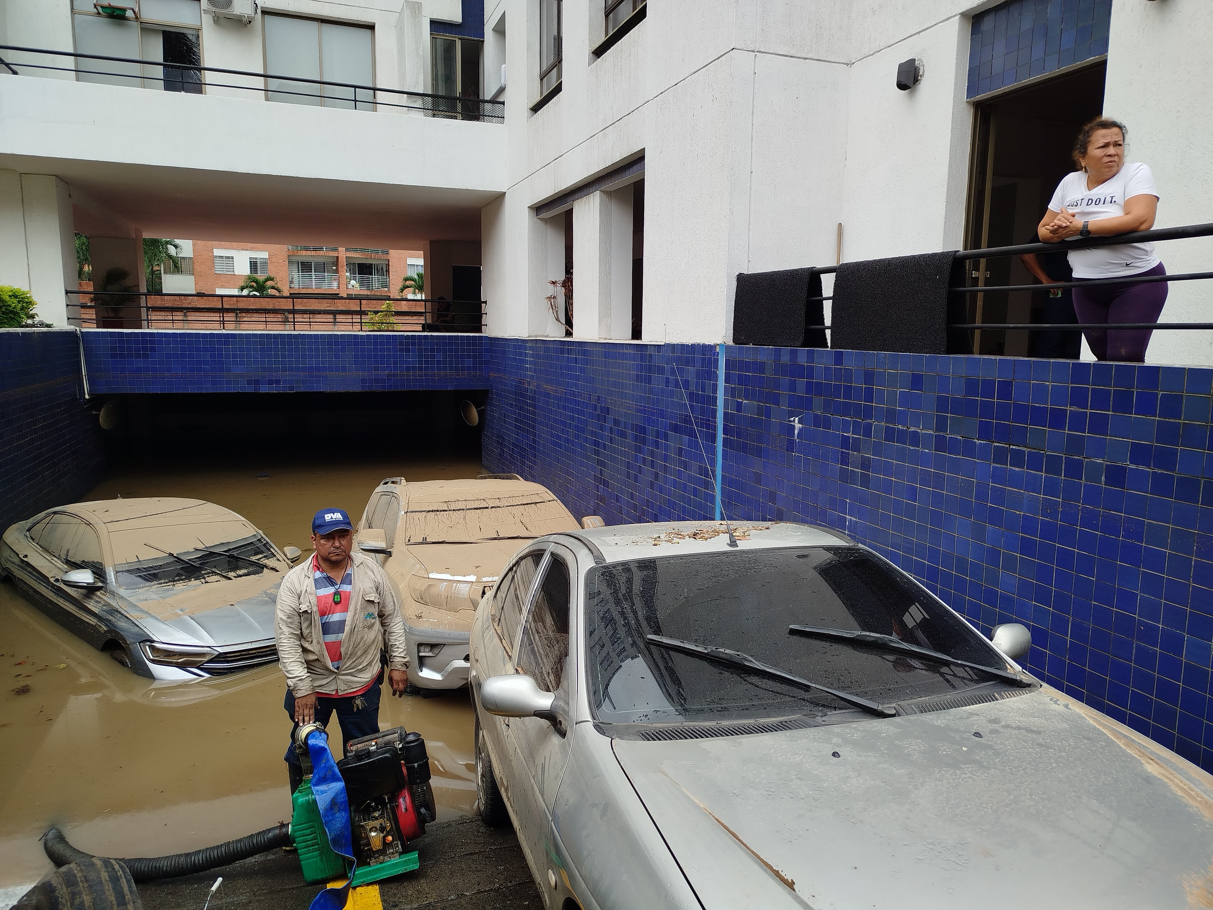 Cali: Daños ocasionados por fuerte aguacero, carros dañados. Foto Aymer Álvarez.