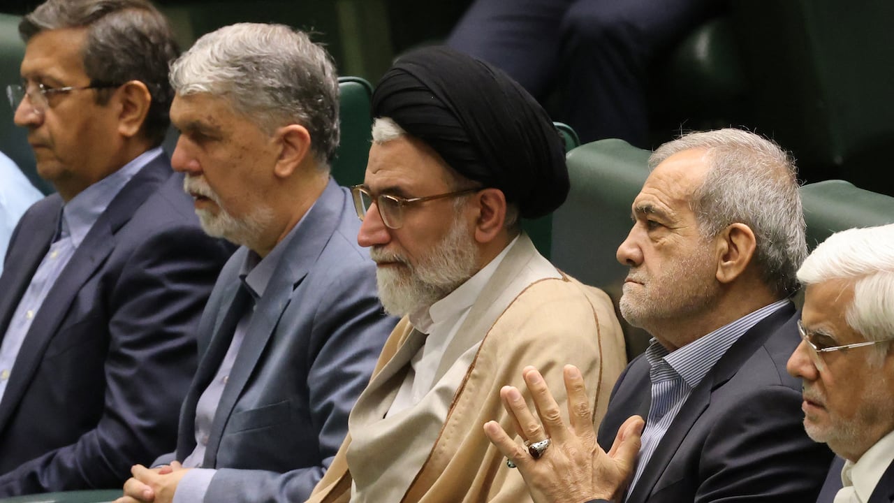El ministro de Inteligencia de Irán, Esmail Khatib (C), se sienta con el presidente iraní, Masoud Pezeshkian (C-D), antes de un discurso para defender la composición de su gabinete ante el Parlamento en la capital, Teherán, el 17 de agosto de 2024.