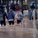 Gente camina por calles inundadas en Valencia, el miércoles 30 de octubre de 2024. (AP Foto/Alberto Saiz)