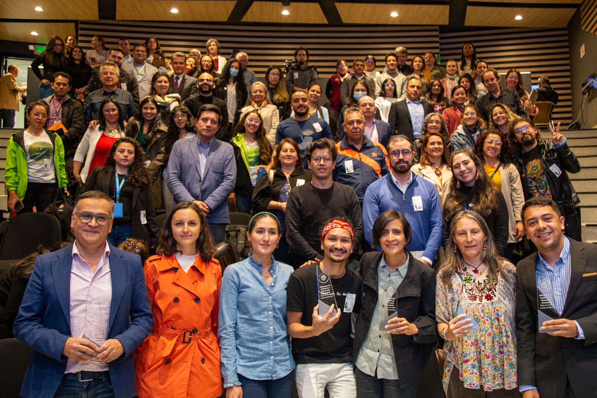 el Ministerio abrió una convocatoria pública a proyectos de control social ambiental a la que se presentaron 185 proyectos, con especial interés en temáticas ambientales como la protección y conservación de áreas sensibles, restauración de ecosistemas estratégicos, uso eficiente y ahorro del agua, educación ambiental y comunicación.