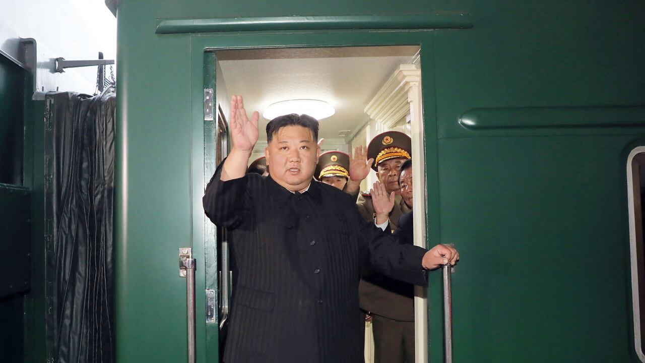Esta fotografía tomada el 10 de septiembre de 2023 y publicada por la Agencia Central de Noticias Coreana (KCNA) oficial de Corea del Norte el 12 de septiembre de 2023 muestra al líder de Corea del Norte, Kim Jong Un, saludando mientras sale en tren desde Pyongyang para una visita a Rusia.