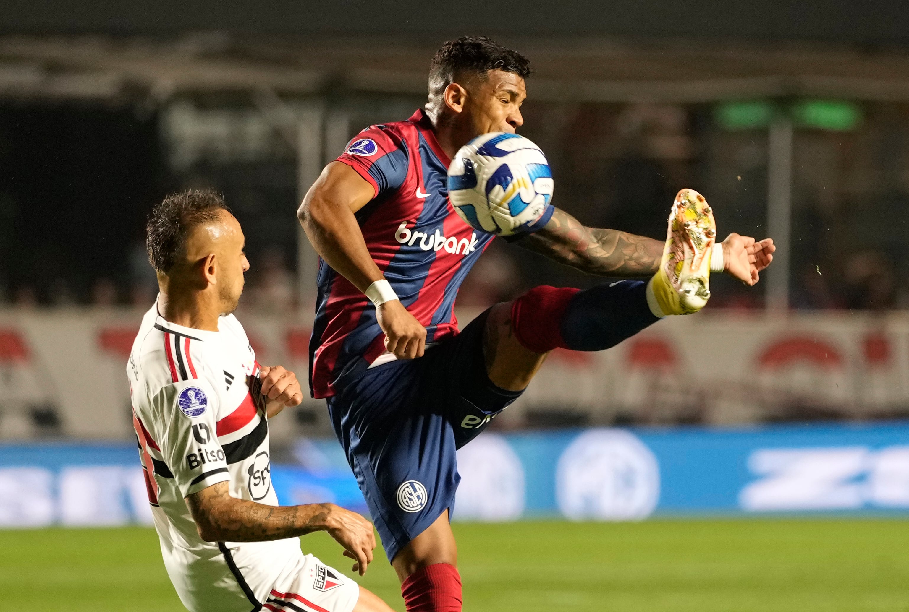 Sao Paulo  vs San Lorenzo: Allison peleando un balón con el colombiano Rafa Pérez.