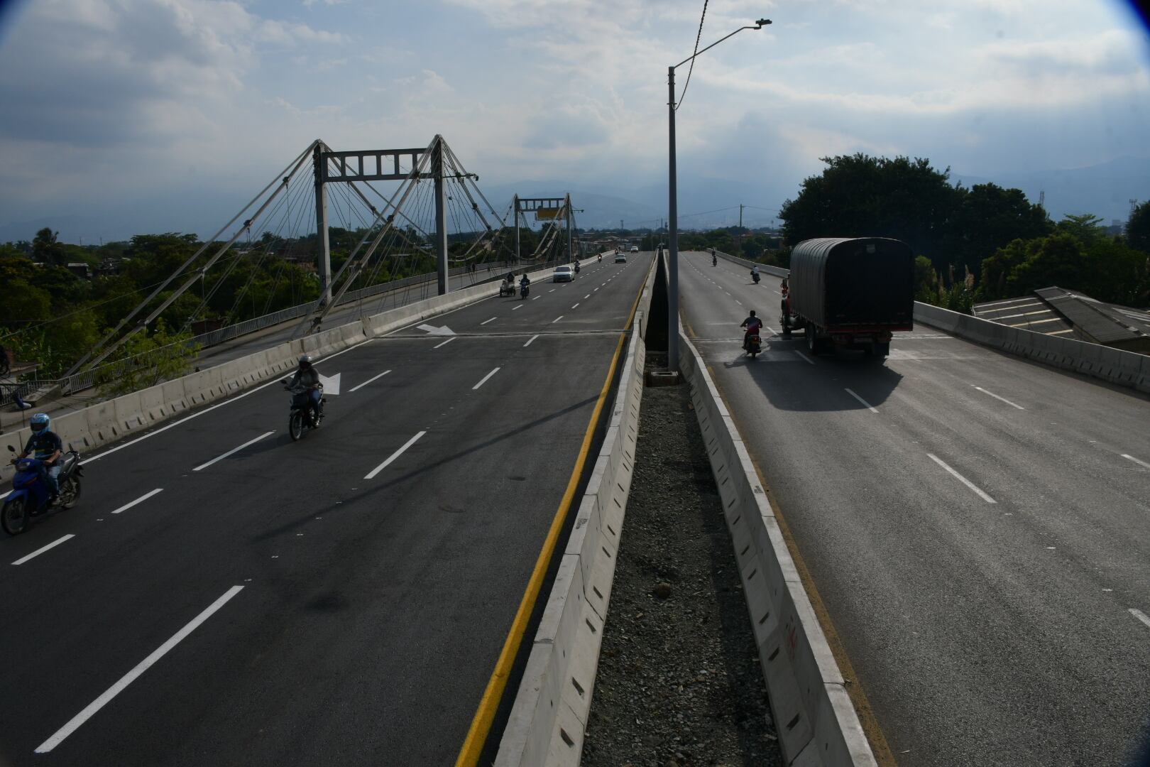 Este domingo 5 de mayo, se abrió la otra calzada del puente de Juanchito.
Puente que comunica a Cali con Candelaria.