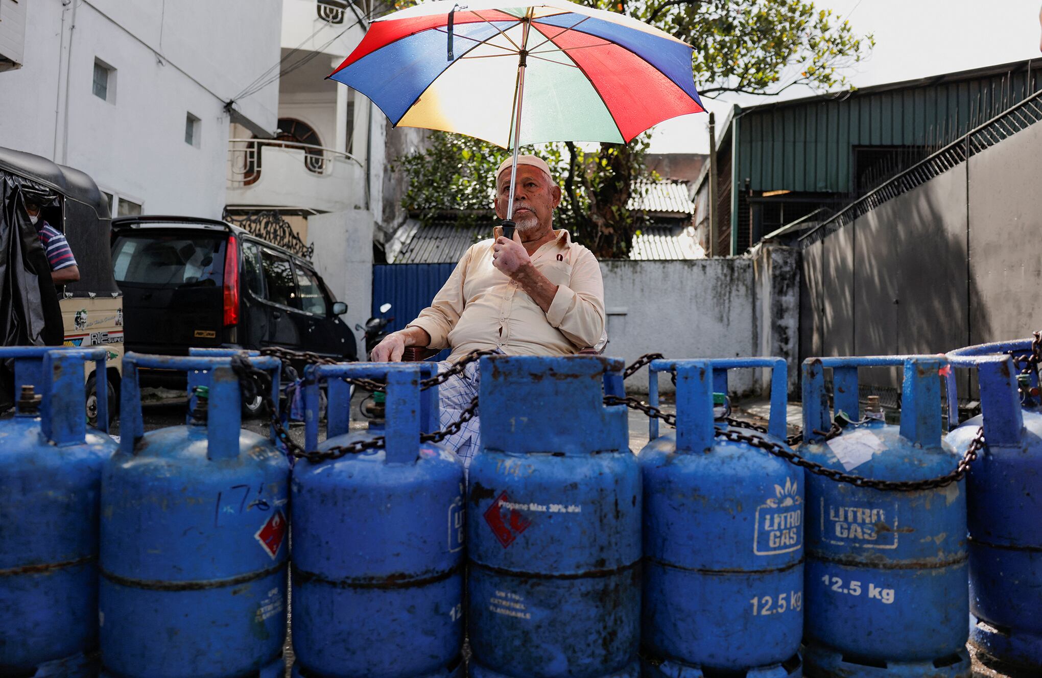 En imágenes : Largas colas por la crisis de la plaga de combustible en Sri Lanka