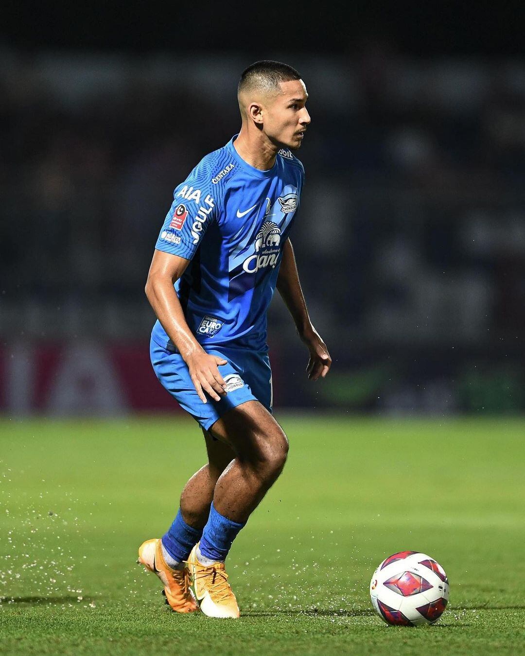 Faiq Bolkiah juega en Tailandia.