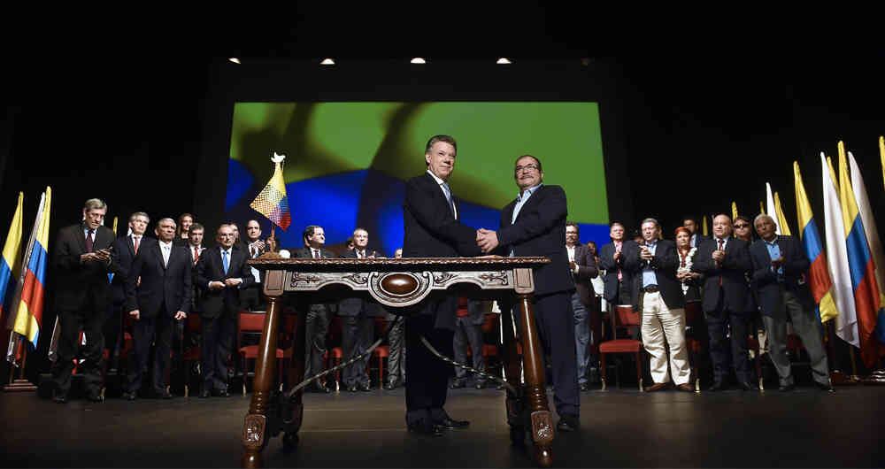 Juan Manuel Santos y Rodrigo Londoño en la firma del acuerdo de paz definitivo, en el Teatro Colón de Bogotá.