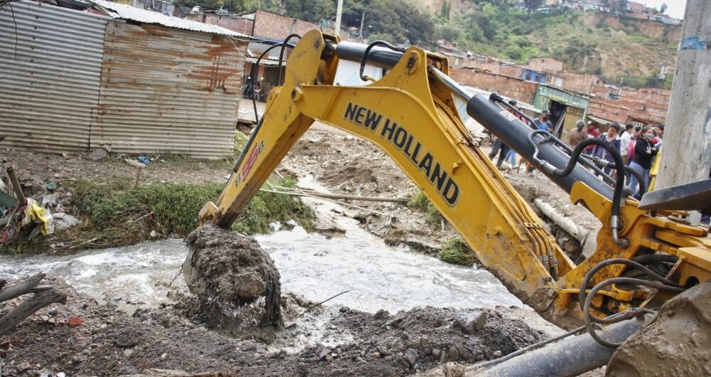 El desbordamiento de la quebrada Tibanica ocasionó la aparición de espuma que alcanzó una altura máxima de 4 metros.