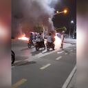 Una motocicleta de agentes de tránsito fue incinerada en los desmanes.