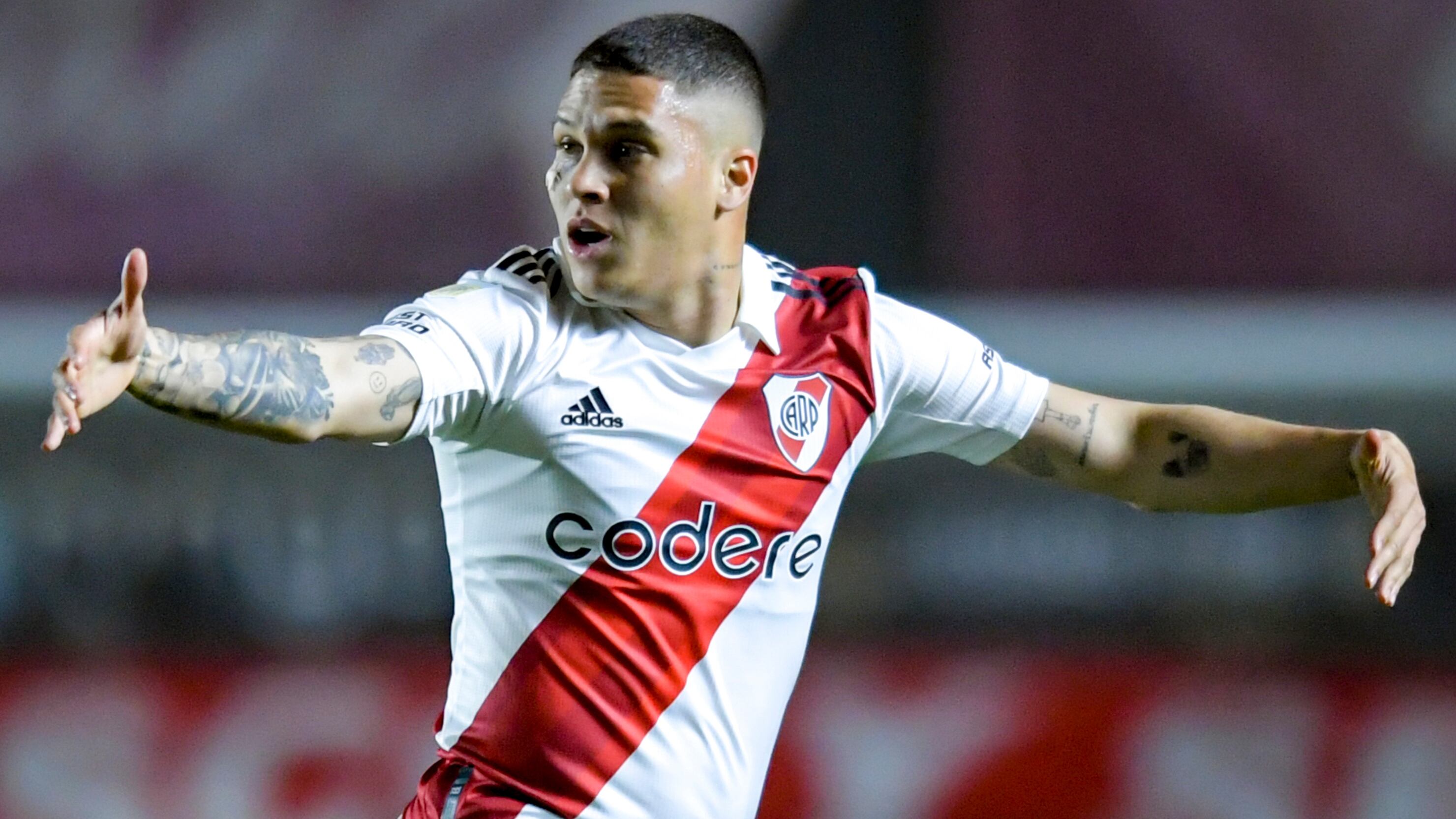 Juan Fernando Quintero de River Plate celebra el gol de tiro libre contra Argentinos Juniors.