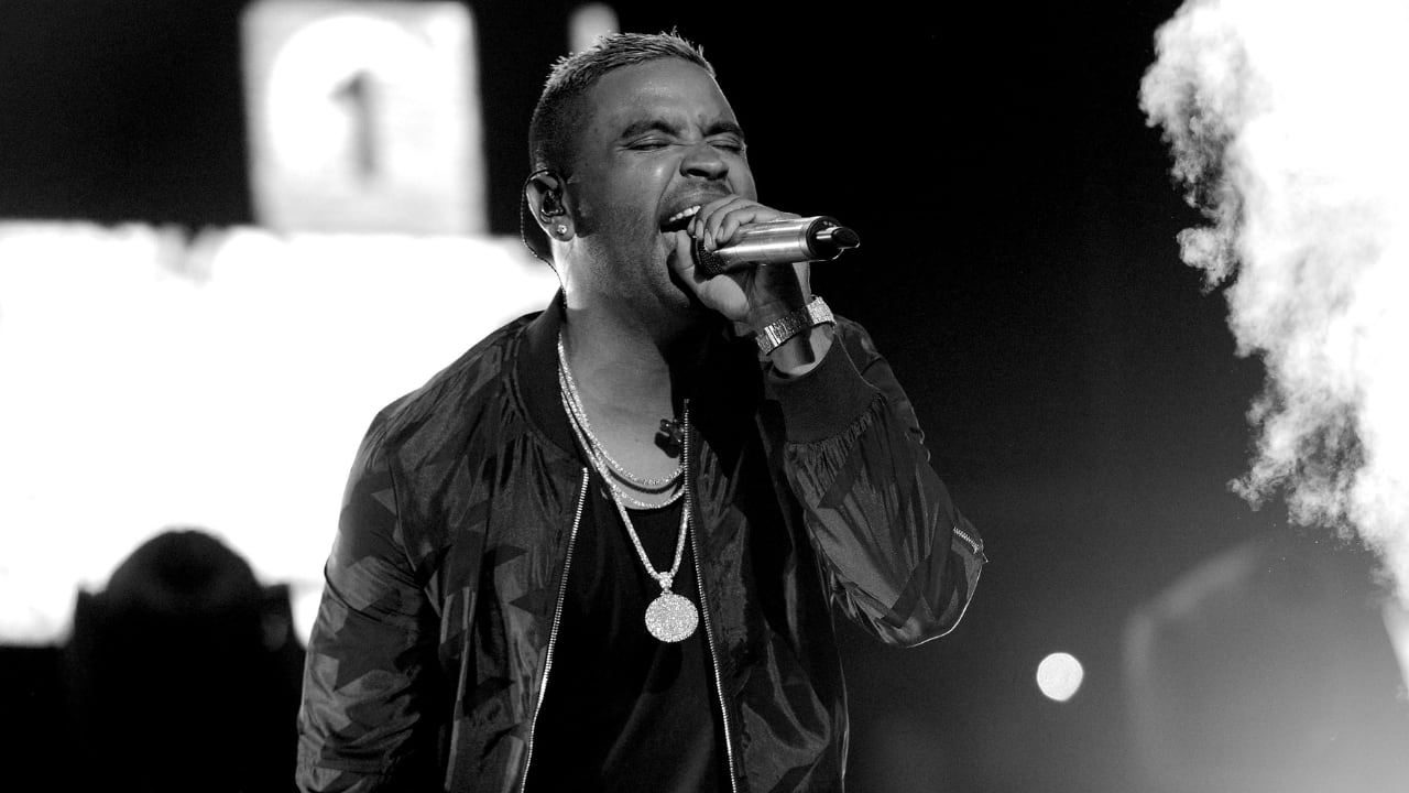 El famoso cantante sufrió un accidente automovilístico.