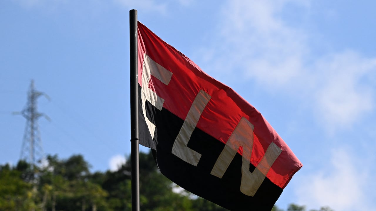 Bandera del ELN. (Photo by Raul ARBOLEDA / AFP)