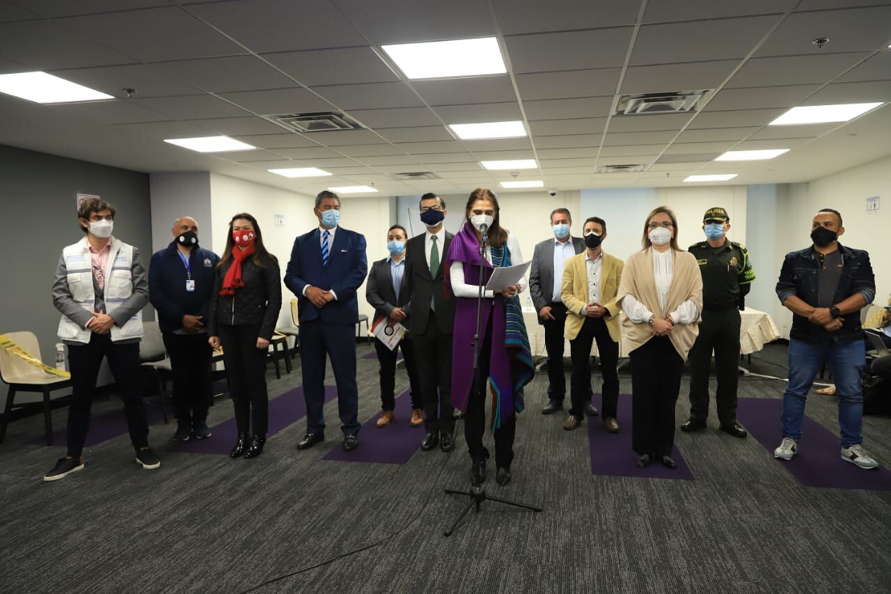 Ministra del Transporte, Ángela María Orozco y otros representantes del gobierno durante las negociaciones con e sector transportador de carga.