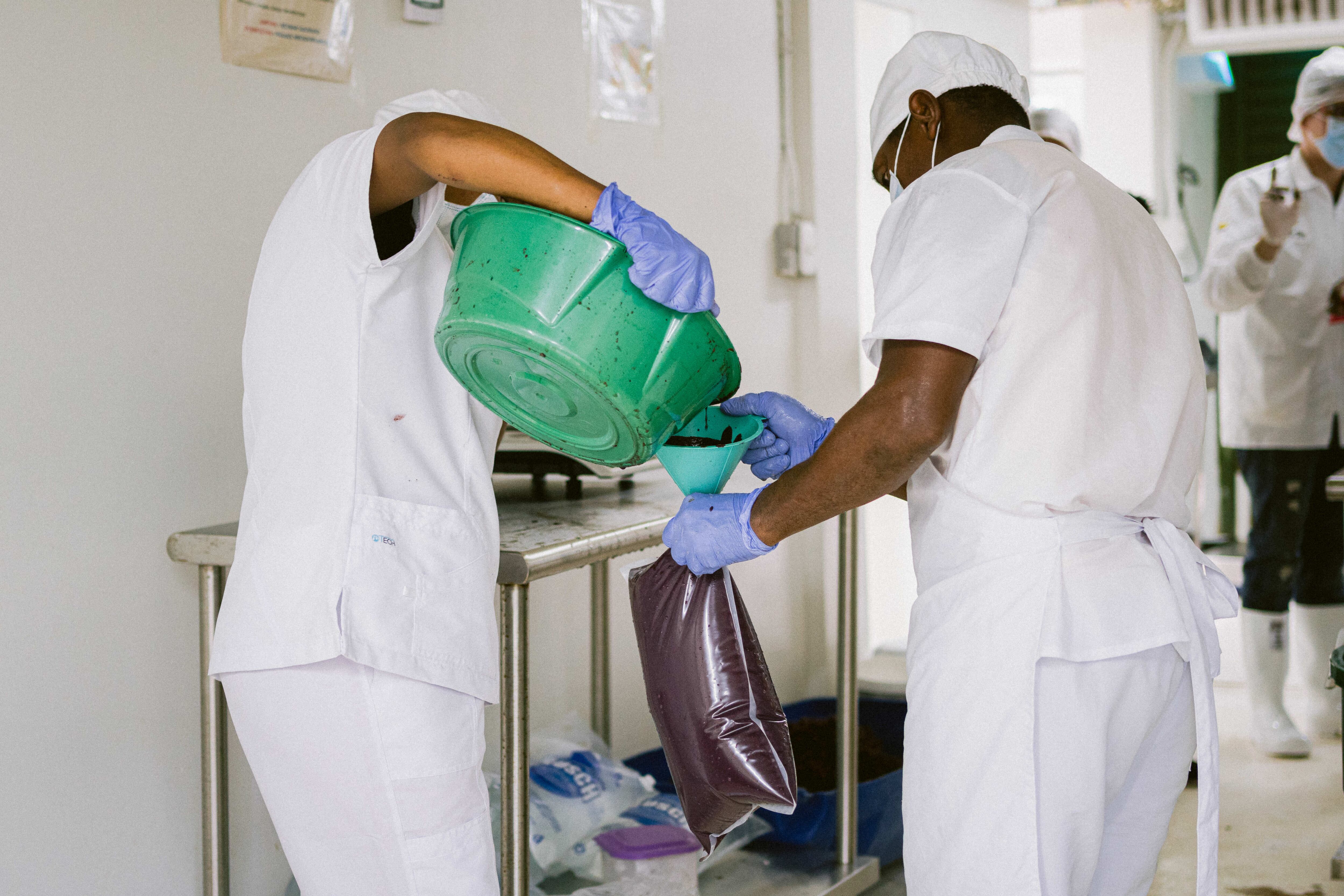 Luego de ser seleccionado y procesado, el asaí queda en un estado de pulpa, ideal para su comercialización y uso en preparación de alimentos.