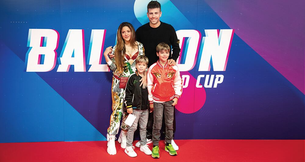 Piqué junto a Shakira y sus hijos.