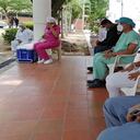 Grupo de trabajadores que se encadenó en la entrada administrativa del Hospital Rosario Pumarejo de López.