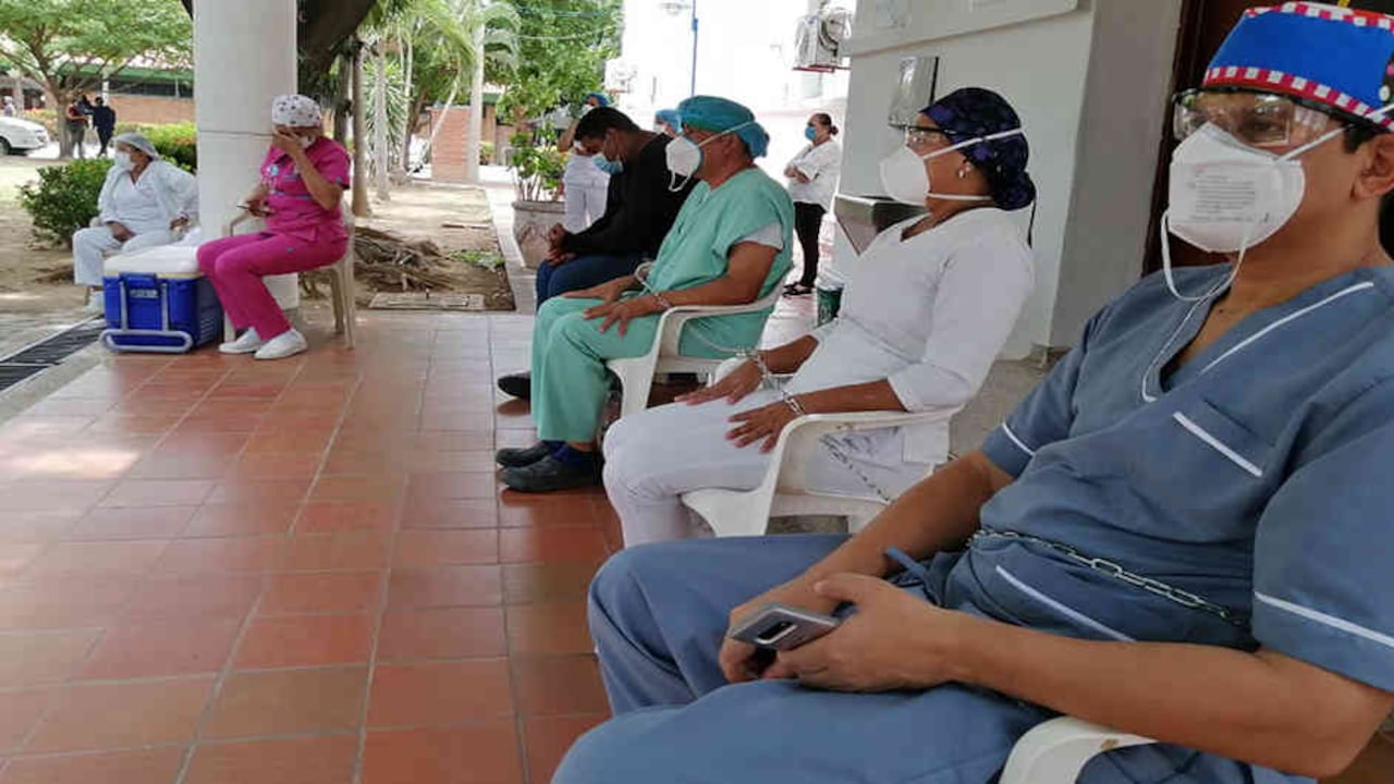 Grupo de trabajadores que se encadenó en la entrada administrativa del Hospital Rosario Pumarejo de López.