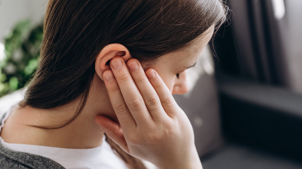 Una de las razones de los bultos detrás de las orejas es el acné.