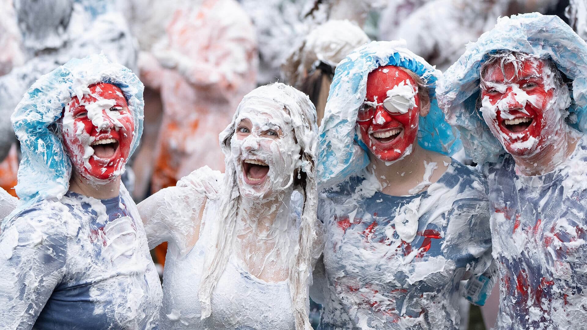 Estudiantes participan en la tradicional batalla de espuma Raisin Monday, en el césped del St Salvator’s Lower College, en la Universidad de St Andrews, en Fife, Escocia, el lunes 19 de octubre.