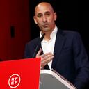 En esta imagen distribuida por la Real Federación Española de Fútbol (RFEF) el 25 de agosto de 2023, el presidente de la RFEF, Luis Rubiales, pronuncia un discurso durante una asamblea general extraordinaria de la federación el 25 de agosto de 2023 en Las Rozas de Madrid. El presidente del fútbol español, Luis Rubiales, se negó hoy a dimitir después de una semana de fuertes críticas por su beso no solicitado en los labios de la jugadora Jenni Hermoso tras el triunfo de España en el Mundial femenino. (Foto de Eidan RUBIO / RFEF / AFP) / USO RESTRINGIDO A EDITORIAL