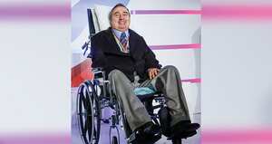 A sus 66 años, Luis Fernando Montoya lució la toga y el birrete para recibir su título universitario. Aunque no puede mover las manos ni los pies, la mente ha logrado llevarlo lejos.