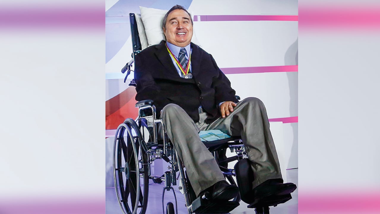 A sus 66 años, Luis Fernando Montoya lució la toga y el birrete para recibir su título universitario. Aunque no puede mover las manos ni los pies, la mente ha logrado llevarlo lejos.