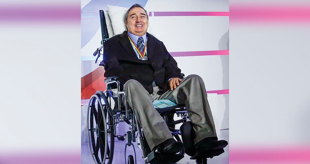 A sus 66 años, Luis Fernando Montoya lució la toga y el birrete para recibir su título universitario. Aunque no puede mover las manos ni los pies, la mente ha logrado llevarlo lejos.  