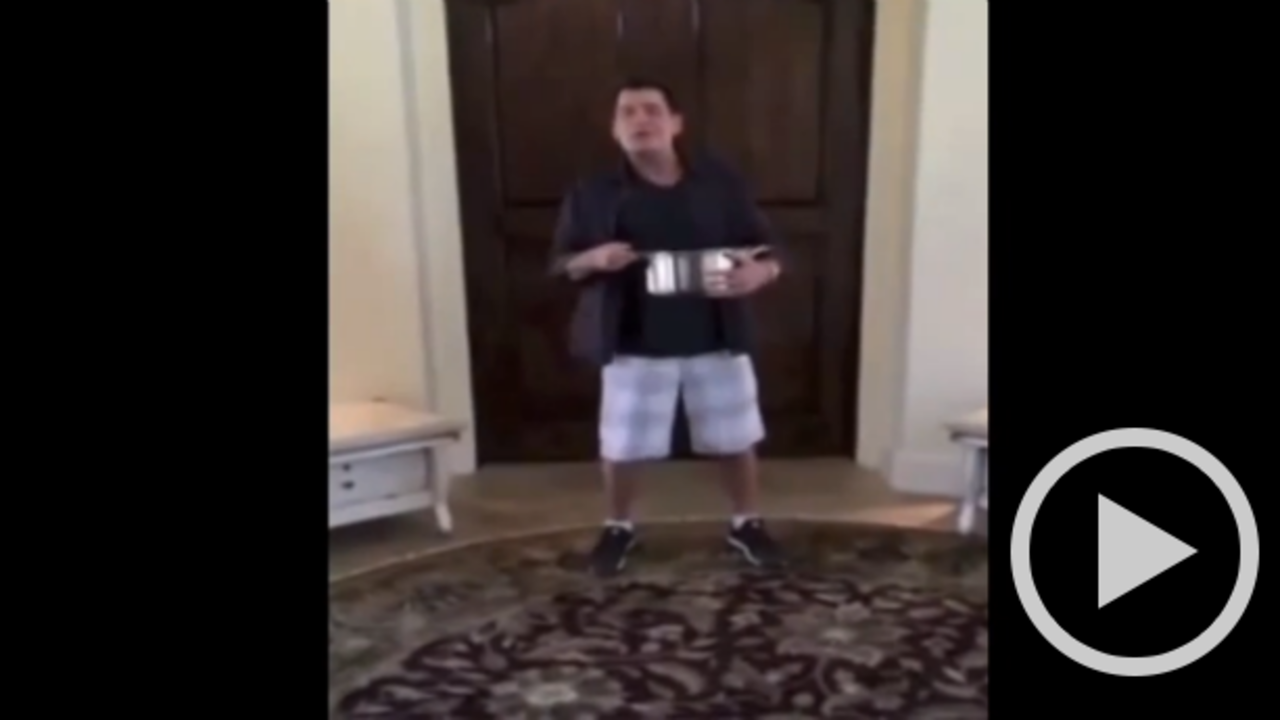 Charlie Sheen mientras cumplía el reto.