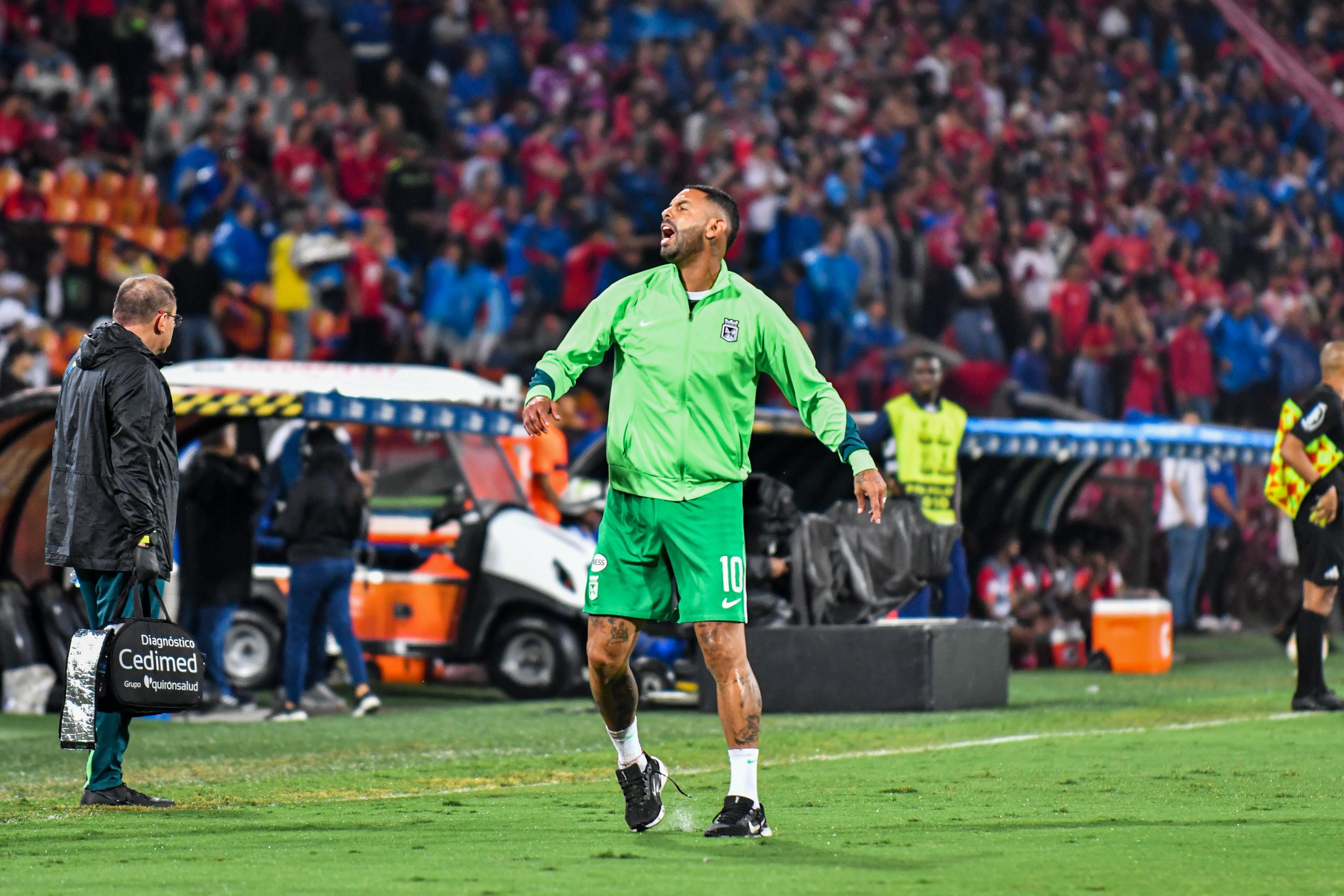 Edwin Cardona antes de entrar al partido de Medellín vs. Nacional