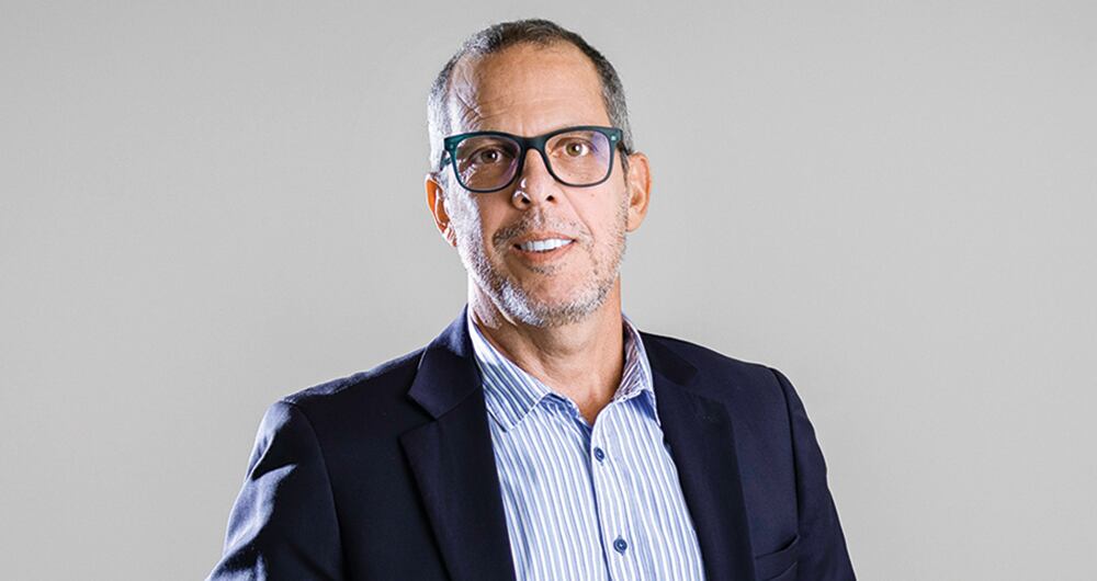 El excandidato del Pacto Histórico Alfredo Saade se ha preguntado: “¿Por dónde les entra la plata a los medios de comunicación para destruir el gobierno de @petrogustavo? ¿Por encima o debajo de la mesa?”.