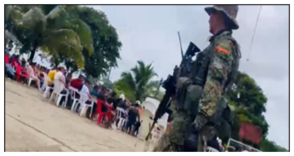 Un militar y la comunidad de Altos del Remanso, después del operativo.