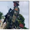 Un militar y la comunidad de Altos del Remanso, después del operativo.