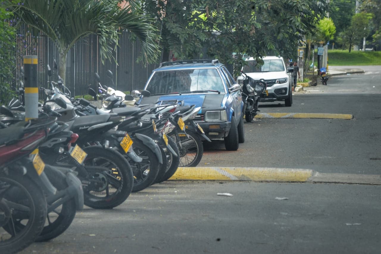 'Policías acostados' de gran tamaño y mal parqueo en el sector de La Arboleda Carrera 60 con Calle 26.