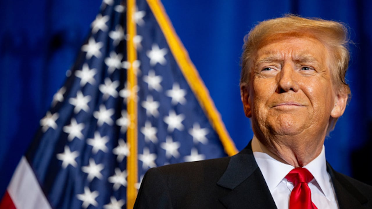 Trump, DeSantis y Haley tienen programados eventos en Nueva Hampshire el martes. Trump viajó primero a Nueva York para comparecer en un juicio civil por difamación derivado de las acusaciones de una columnista que afirmó que Trump la agredió sexualmente. DeSantis se presentó en Carolina del Sur, estado natal de Haley, antes de dirigirse a Nueva Hampshire.(Photo by Brandon Bell/Getty Images)