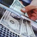 MANO CON TRES DÓLARES AMERICANOS dólar dolar