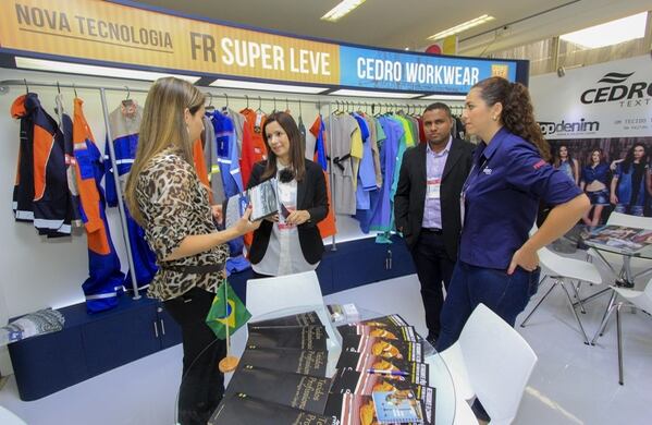 En Colombia, de enero a octubre de 2013 se vendieron 34.9 millones de unidades de jeans para hombres y 13.59 para mujeres. Esto equivale a 1'358.919 millones de pesos en compras.