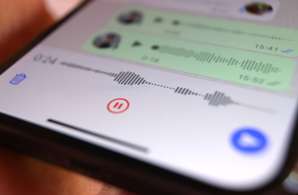 La app detiene audios antes de concluir, sin ofrecer explicaciones evidentes.