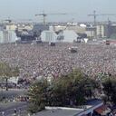 PRESENTADA - 21 de julio de 1990, Berlín: Los espectadores se paran en la antigua franja de la muerte en Potsdamer Platz y esperan la producción de Roger Waters del éxito de Pink Floyd "The Wall". (a "Espectáculo de rock en la tira de la muerte -" El Muro "hace 30 años en Berlín") Foto: Peter Kneffel / dpa (Foto de PETER KNEFFEL / DPA / dpa Picture-Alliance vía AFP)